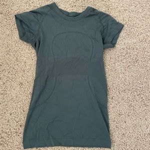 LULULEMON swifty tech top in dark green. Size 6